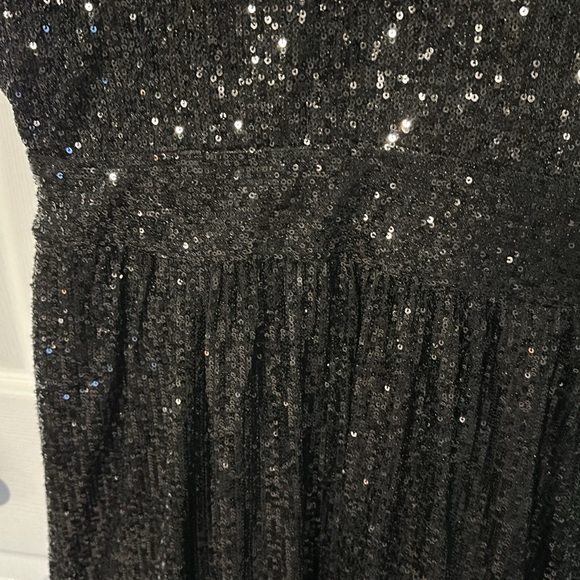 DRAPER JAMES RSVP Sleeveless V-Neck Sequin Dress in Black - Picture 3 of 8